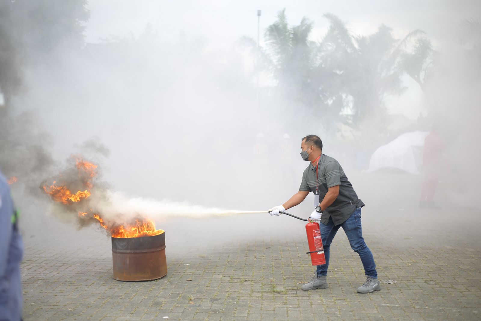 Pertamina Patra Niaga Kalimantan menggelar pelatihan intensif bagi Safety Man SPBU untuk meningkatkan standar keselamatan dan kesiapsiagaan operasional di wilayah Kalimantan.