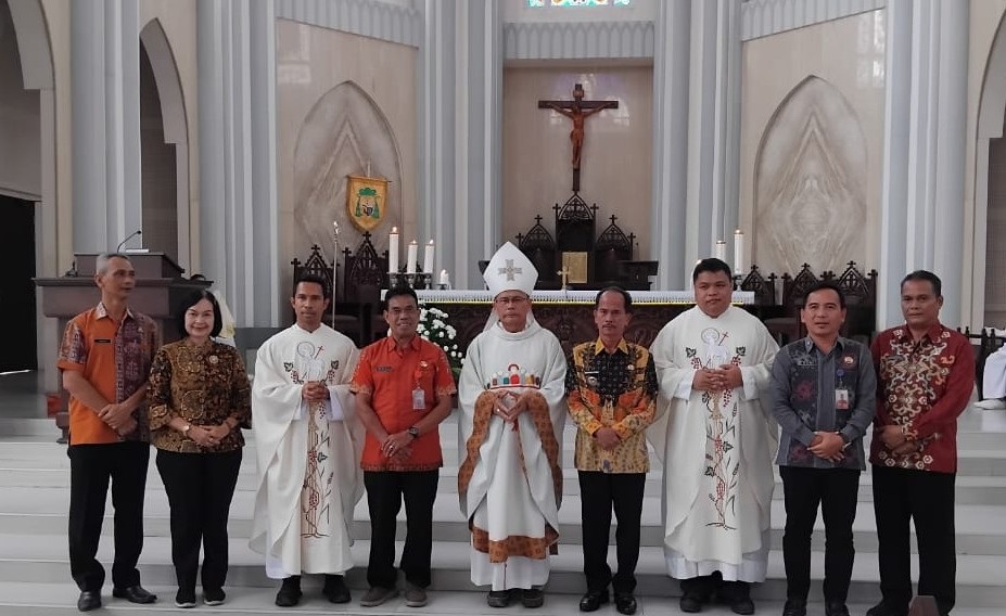 MISA ASN: Bupati Gregorius Herkulanus Bala Sintang dan Uskup Sintang Samuel Oton Sidinhadir dalam misa khusus ASN Katolik di Katedral Kristus Raja.