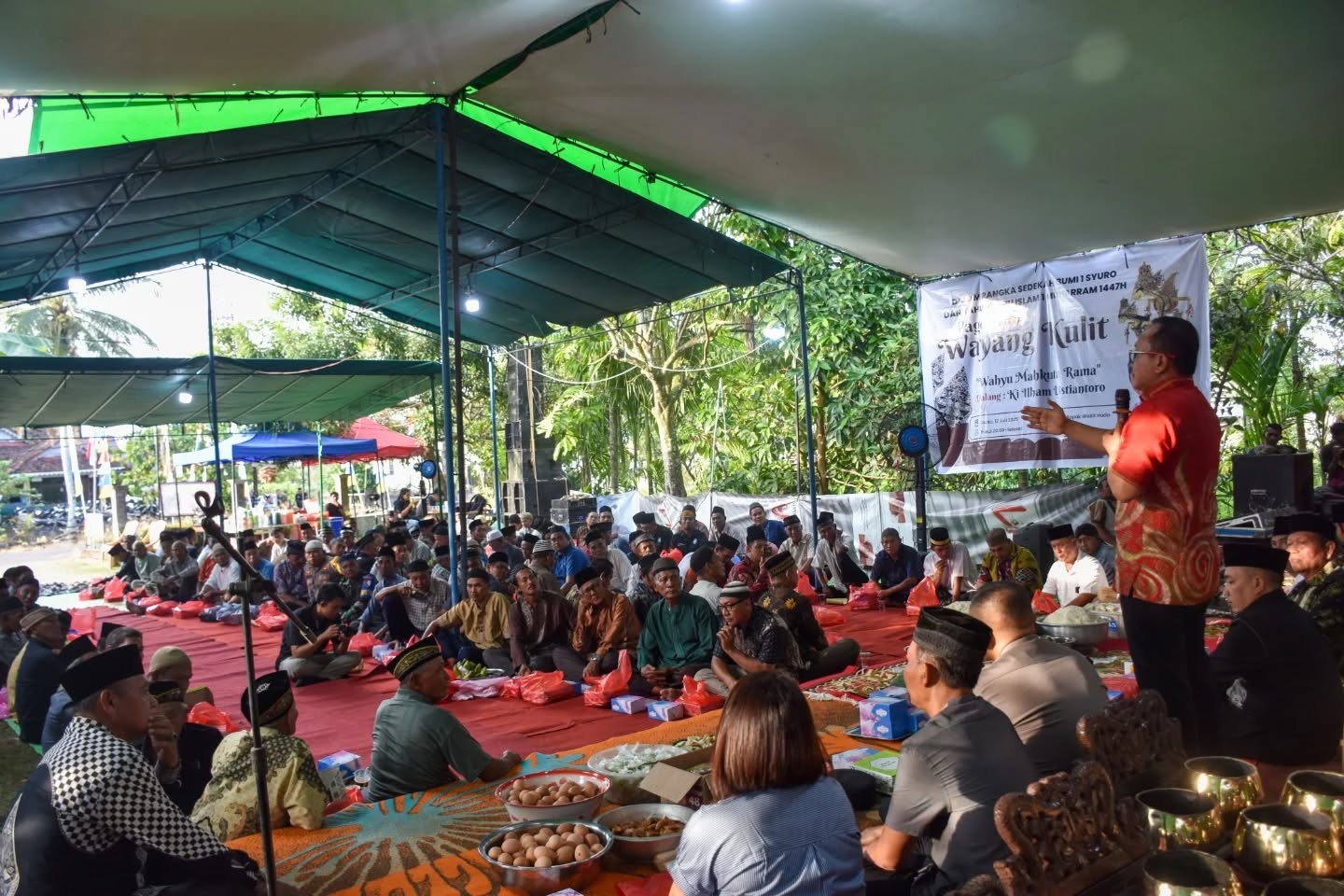 SEDEKAH BUMI: Bupati Kubu Raya Sujiwo menghadiri prosesi Sedekah Bumi di Dusun Wonodadi pada Sabtu sore (12/7).