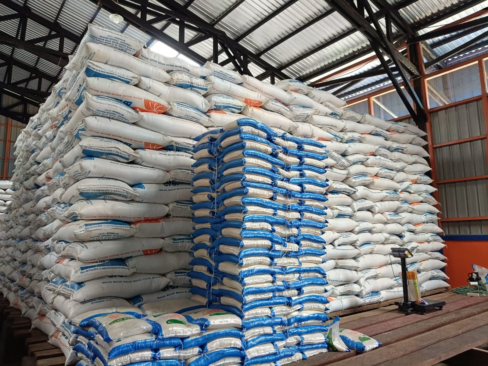 STOK BULOG: Suasana gudang Bulog Putussibau. Institusi ini tengah menyiapkan distribusi bantuan beras CPP untuk 15.002 warga di Kapuas Hulu. Setiap penerima akan memperoleh 20 kg beras untuk alokasi