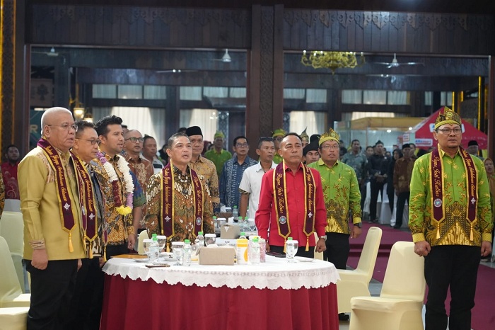 KERJA SAMA: Gubernur Kalbar, Ria Norsan dan Wagub Jatim, Emil Dardak saat menghadiri Pelantikan Pengurus Pagar Jati Periode 2025-2030 Kalbar di Pendopo, Jumat (11/7) malam.