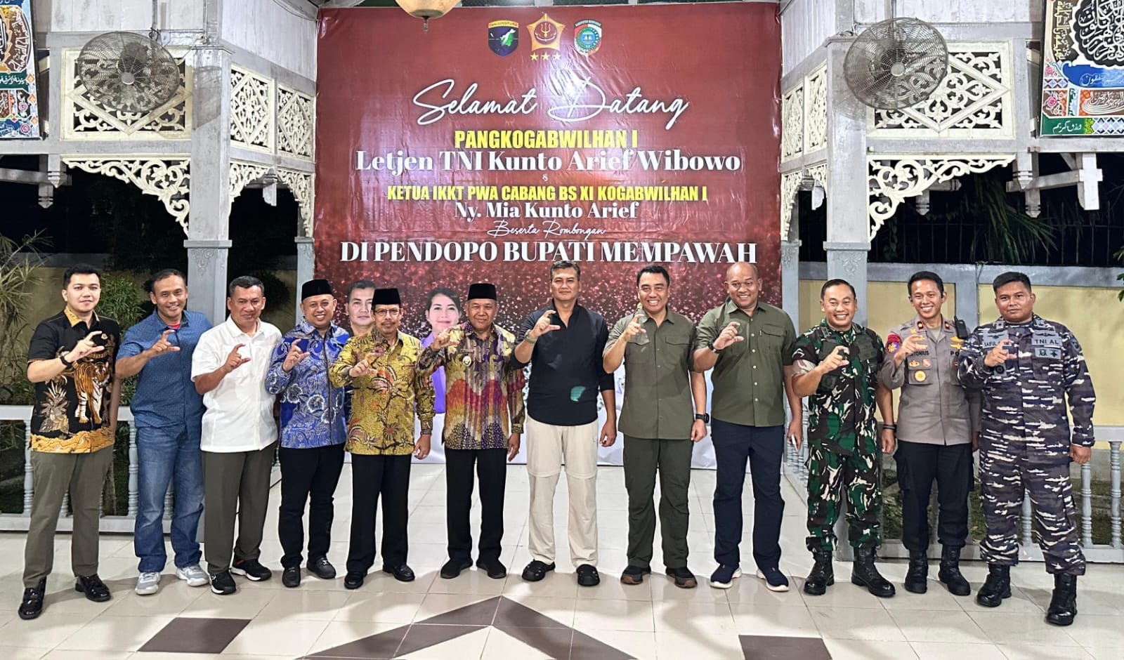 BERSAMA: Forkopimda dan tamu undangan diabadikan bersama Pangkogabwilhan I, Letjen TNI Kunto Arief Wibowo, di Rumah Dinas Bupati Mempawah.