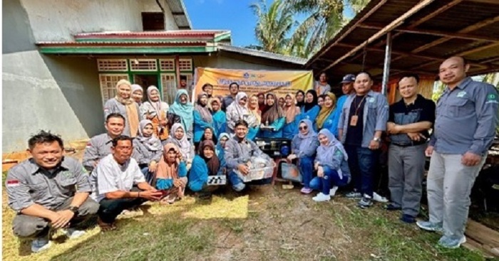 Tim PkM Prodi Studi D-III Teknologi Pertambangan Politeknik Negeri Ketapang foto bersama dengan peserta dari Ketua Kelompok Tani Melati pada kegiatan PkM yang berlangsung di Desa Tanjung Baik Budi