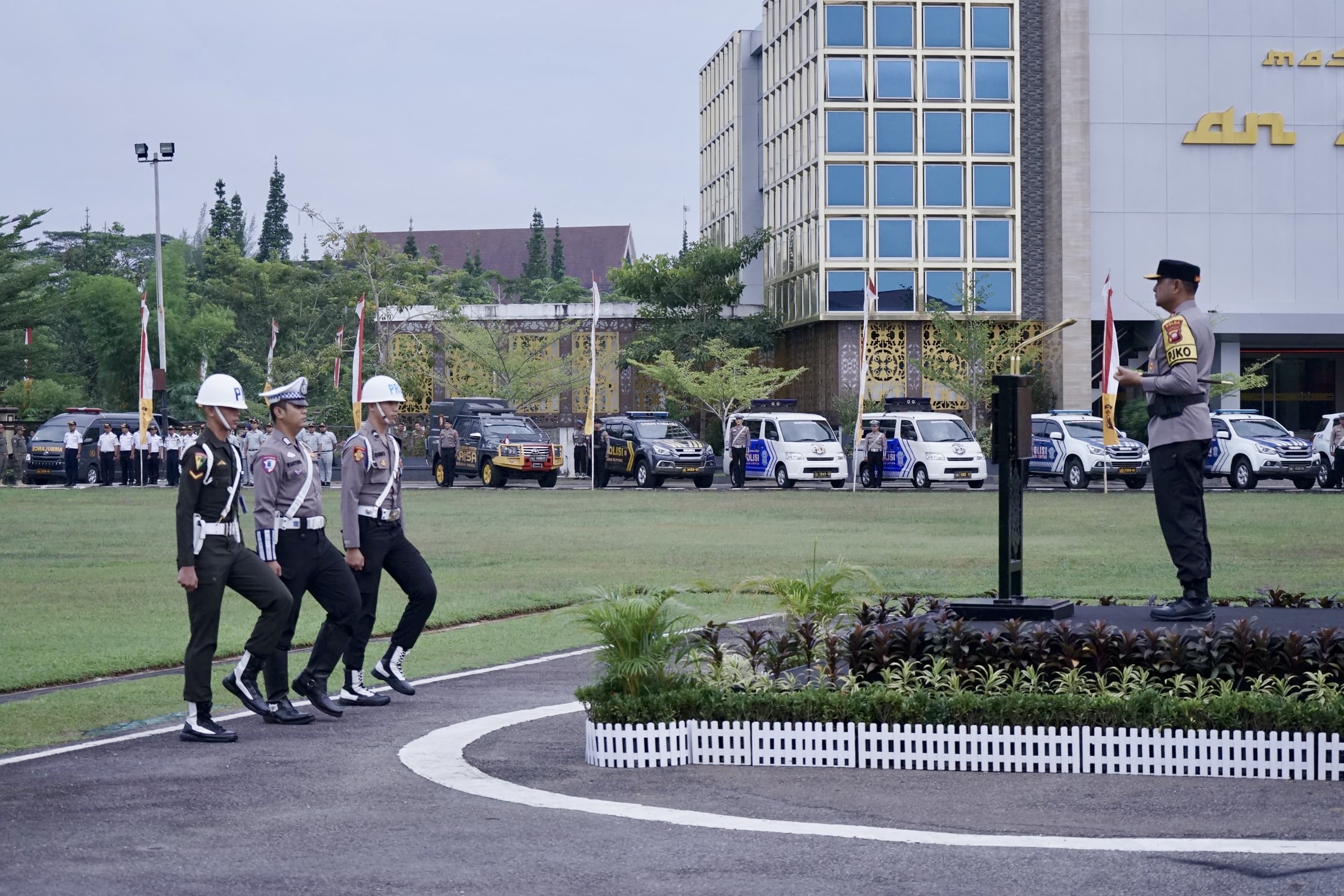 Kapolda Kalbar Irjen Pipit Rismanto memimpin apel Operasi Patuh Kapuas 2025 di Pontianak, Senin (14/7/2025).