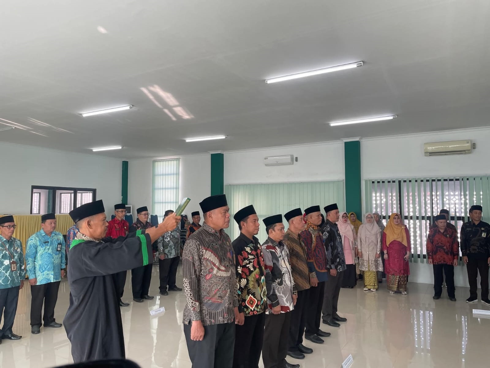 LANTIK: Kakan Kemenag Pontianak melantik dan mengambil sumpah janji jabatan empat Kepala KUA serta dua Kepala Madrasah.