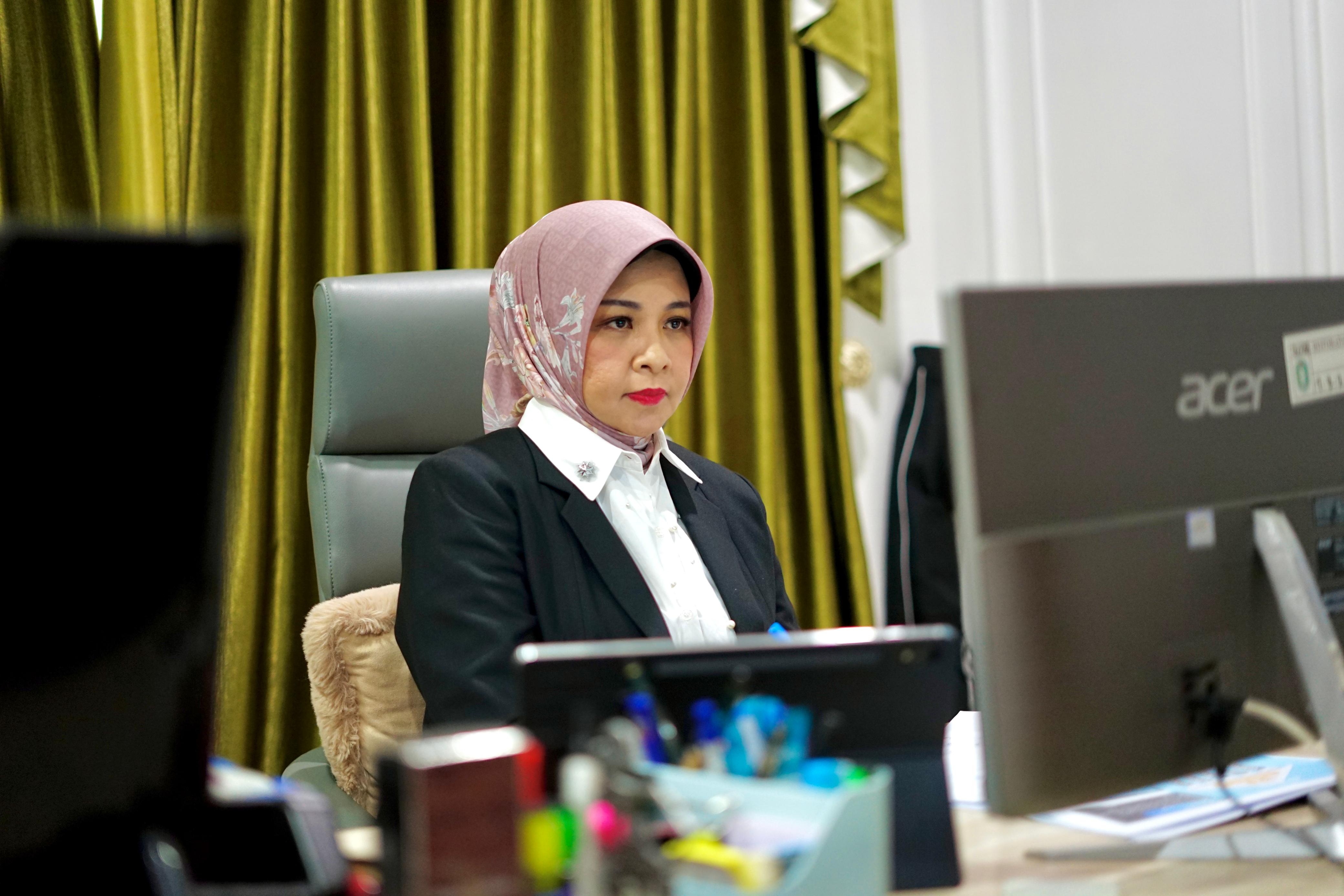 SEMINAR: Kepala Disporapar Kalbar Windy Prihastari saat mengikuti seminar PKN Tingkat I LAN RI secara daring.