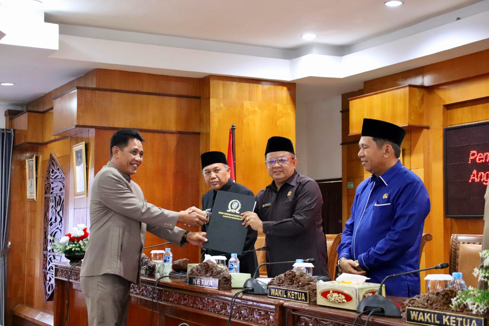 LAPORAN: Juru bicara fraksi Golkar menyerahkan laporan hasil reses kepada pimpinan sidang.