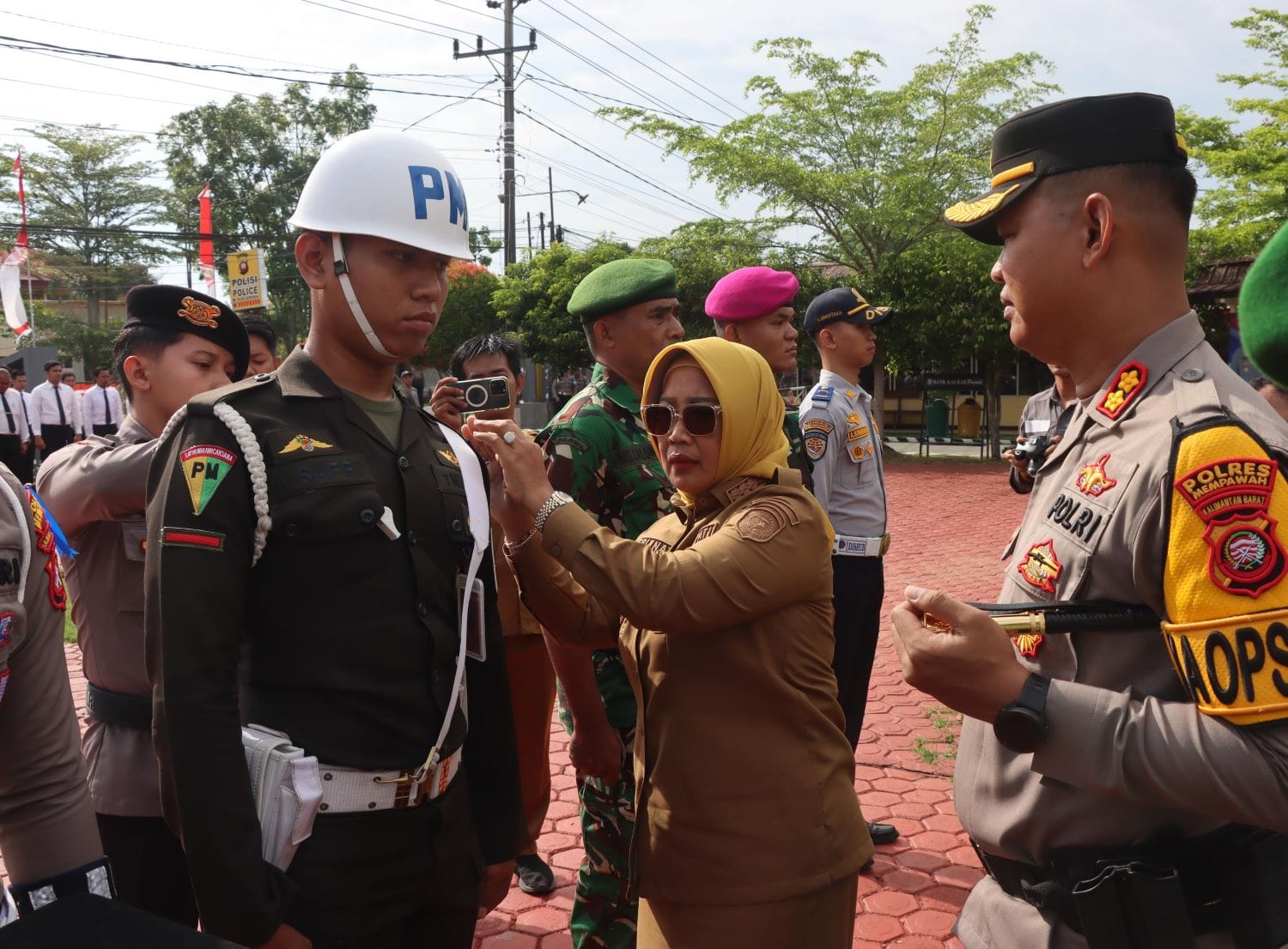 PITA: Bupati Erlina didampingi Kapolres Jonathan David memasang pita kepada personil Ops Patuh Kapuas 2025.