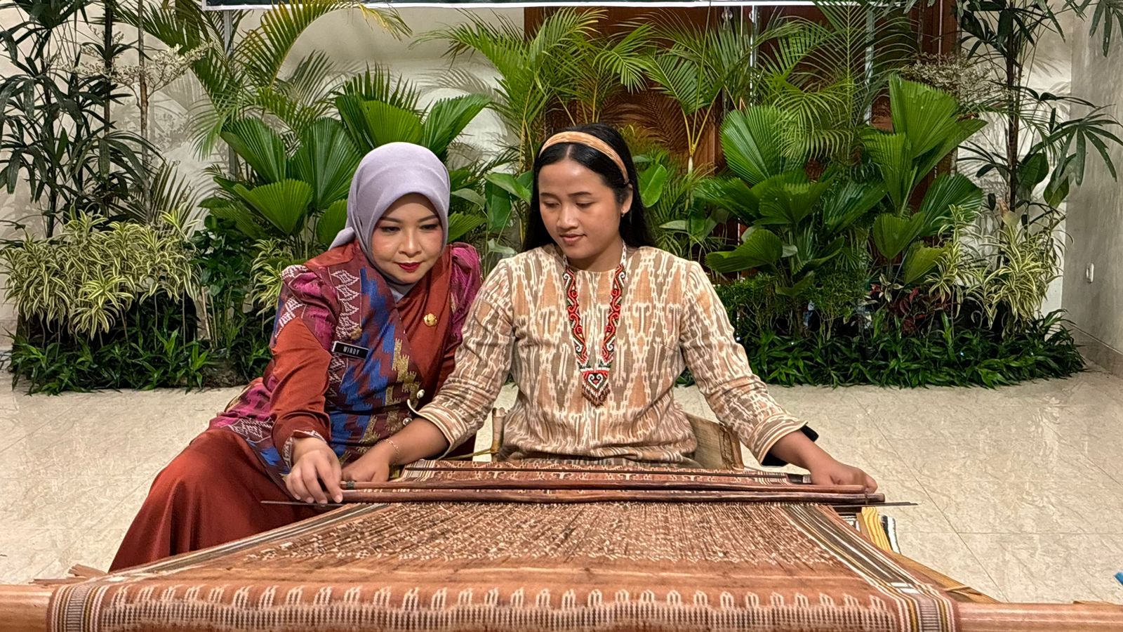 PENENUN : Yosepa Hilaria Ujin, penenun muda asal Sintang yang juga Dara Gawai Kalbar 2019, saat berbincang dengan Wakil Ketua Harian Dekranasda Kalbar Windy Prihastari.