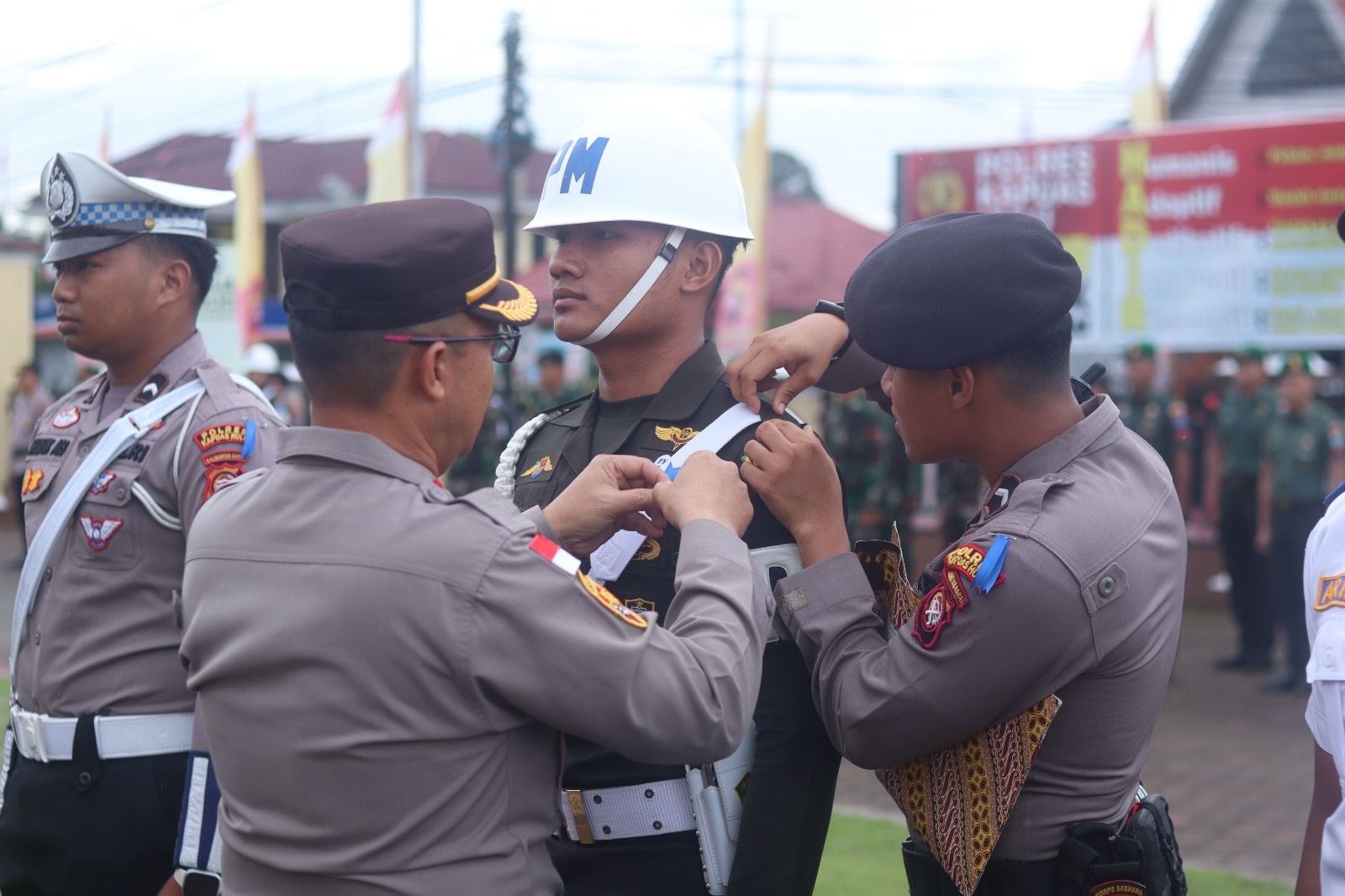 OPERASI : Waka Polres Kapuas Hulu Kompol Muslimin memasang pita sebagai tanda dimulainya operasi Patuh Kapuas 2025.