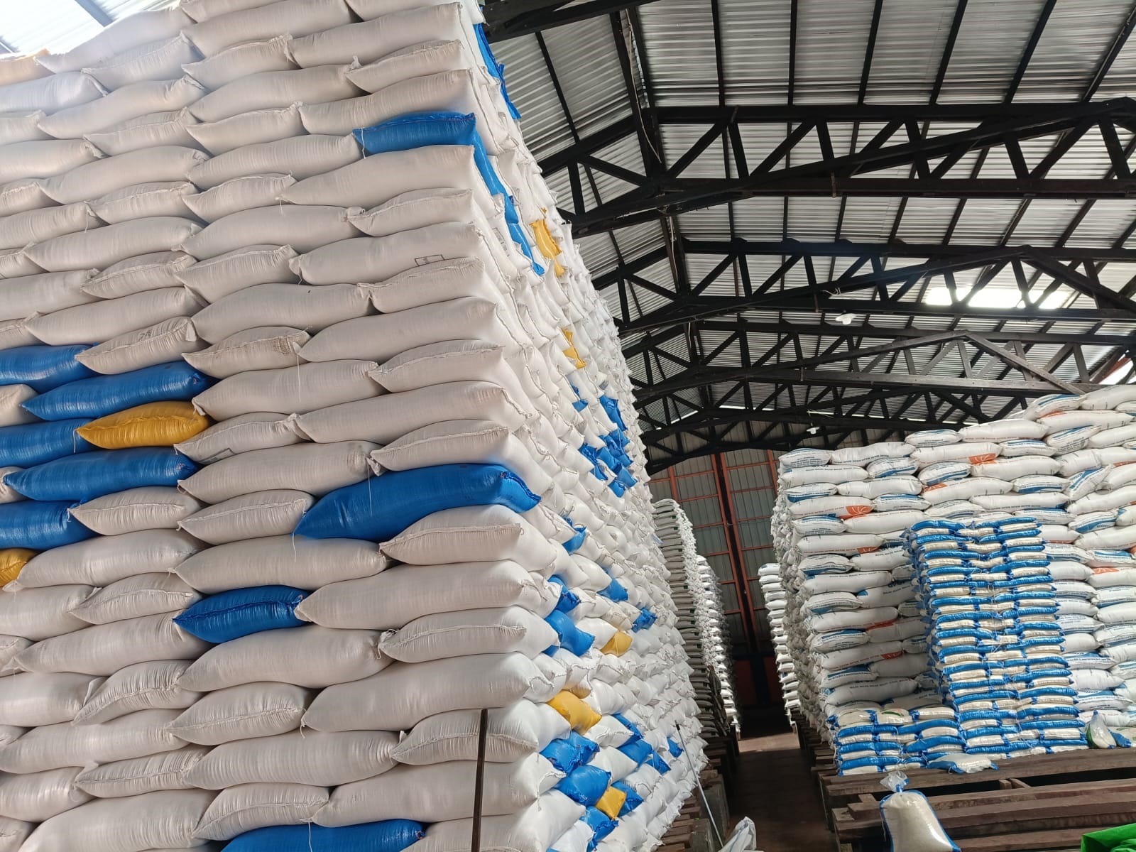 BERAS : Stok beras di gudang Bulog ini siap dikemas menjadi beras SPHP.