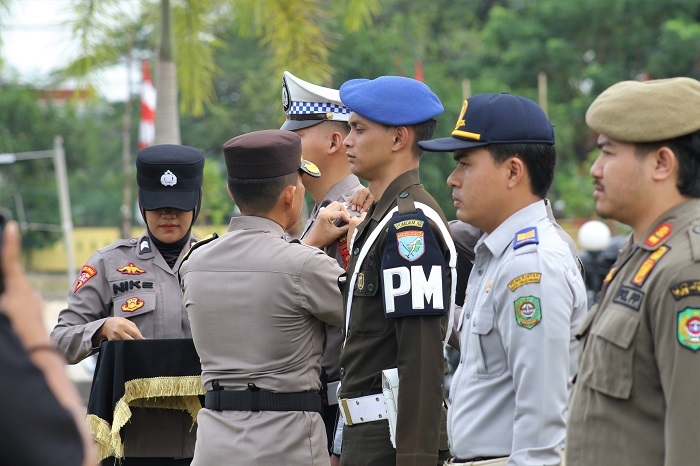 OPERASI : Waka Polres Singkawang, Kompol Riko Syafutra menyematkan pita tanda Operasi Patuh Kapuas 2025