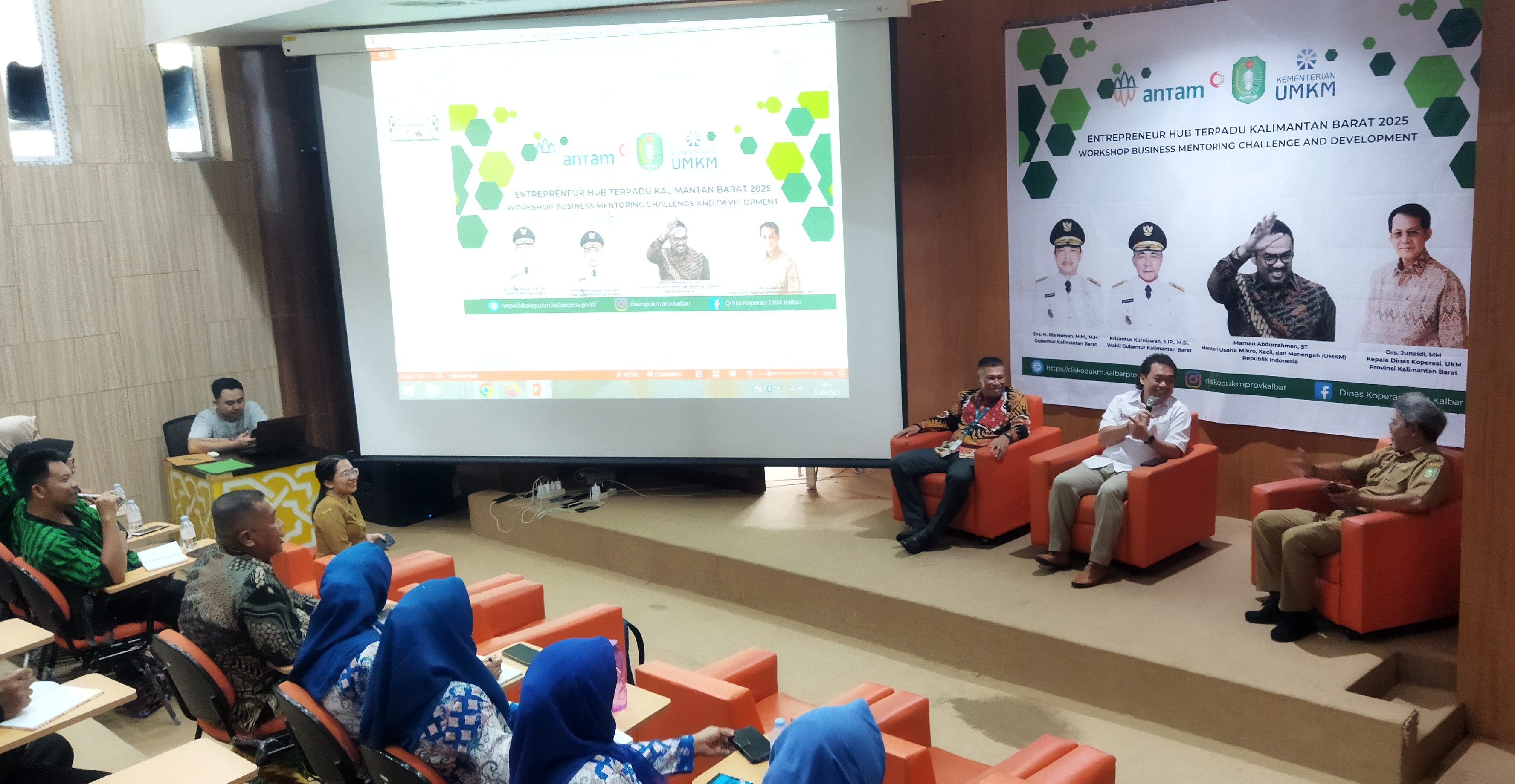 PEMAPARAN: Para pengusaha mikro, kecil, dan menengah di Kalbar menerima pemaparan materi dari Heriyadi dan Suherman pada sesi pertama workshop, dilanjutkan Paulus Ohio dan Vico Wijaya pada sesi kedua.