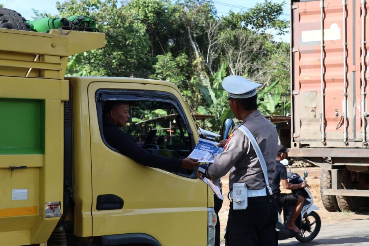 Personel Satlantas Polres Kubu Raya mengedukasi pengguna jalan raya dalam Operasi Patuh Kapuas 2025.