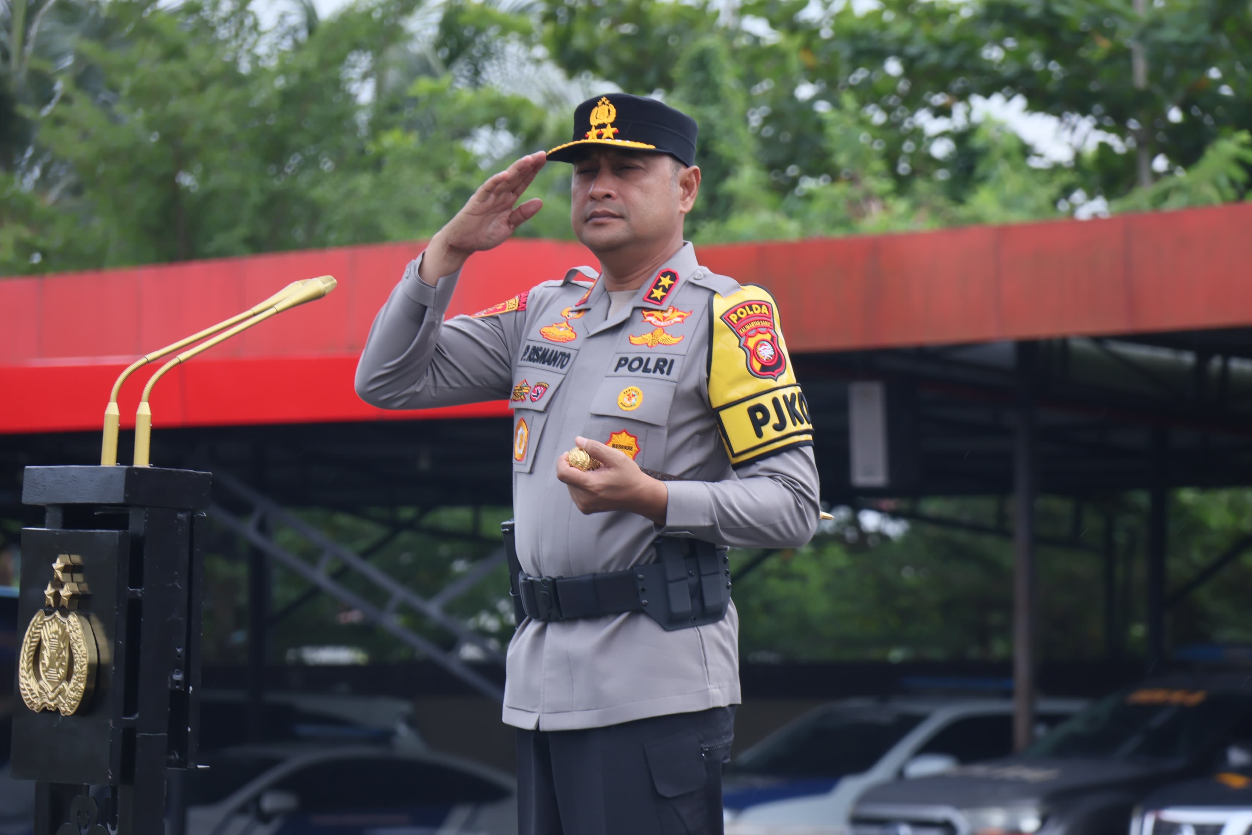 APEL PASUKAN: Kapolda Kalimantan Barat Irjen Pol Pipit Rismanto saat memimpin apel gelar pasukan dalam rangka pelaksanaan Operasi Patuh Kapuas 2025, di lapangan Jananuraga.