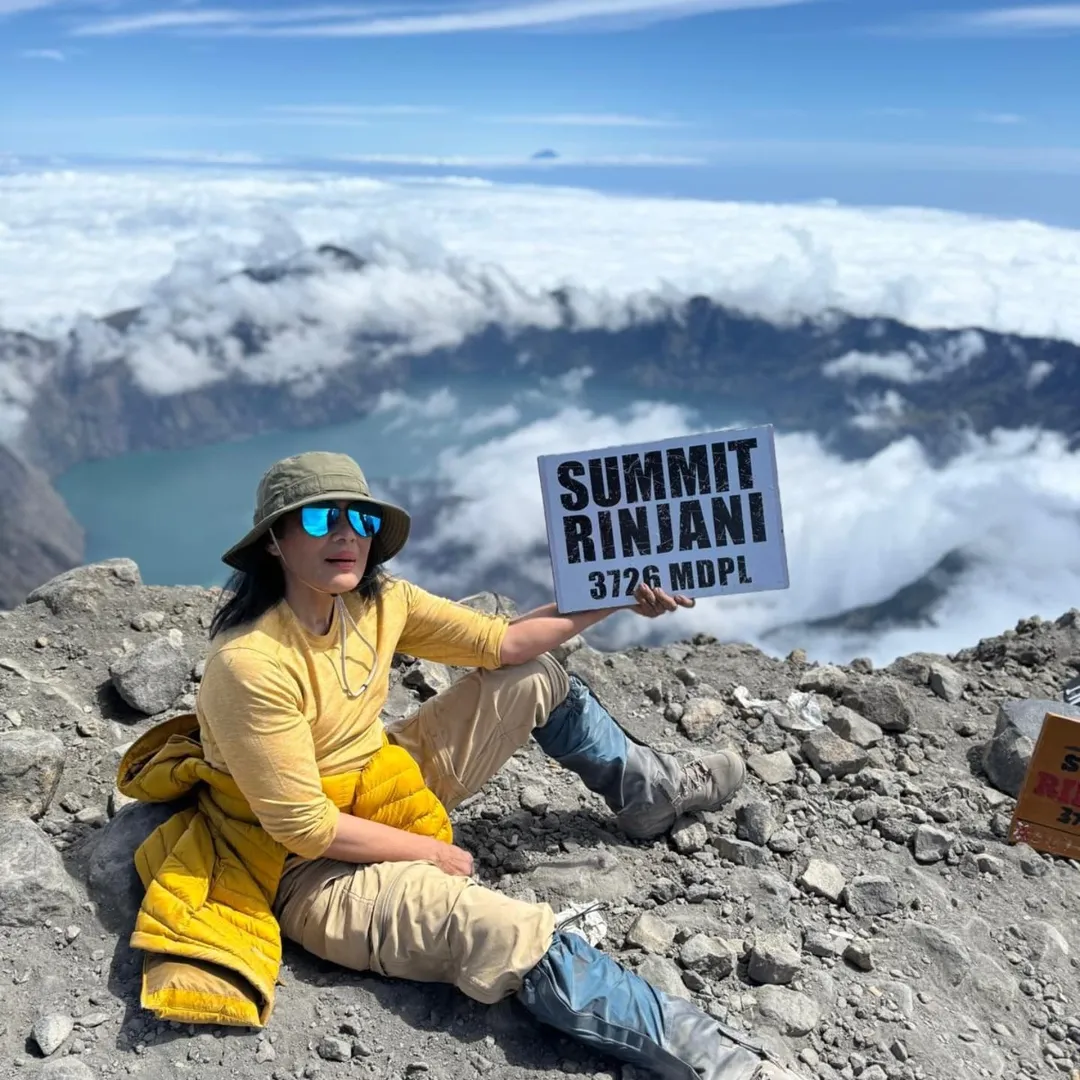 Penyanyi senior Atiek CB membagikan foto dirinya sedang berada di atas puncak Gunung Rinjani.