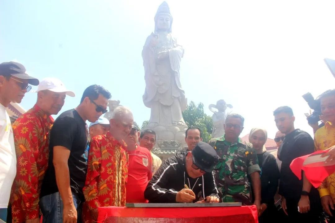 DIRESMIKAN: Bupati Kubu Raya Sujiwo saat meresmikan rupang Dewi Kwan Im setinggi delapan meter di Vihara Tri Dharma Hiang Thian Siang Tie, Sungai Kakap.