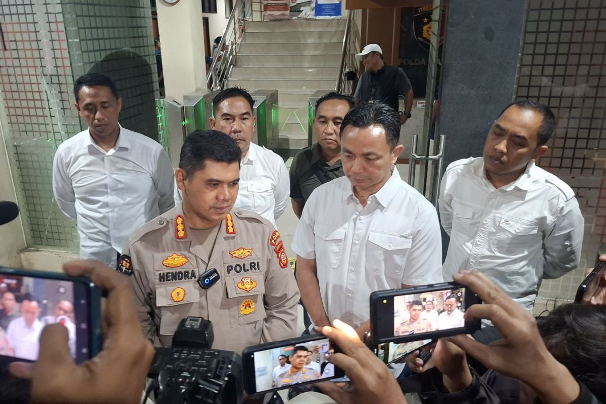Kabid Humas Polda Jawa Barat Kombes Pol. Hendra Rochmawan memberikan kepada wartawan soal sindikat perdagangan bayi. Lima Bayi  di antaranya berasal dari Pontianak.