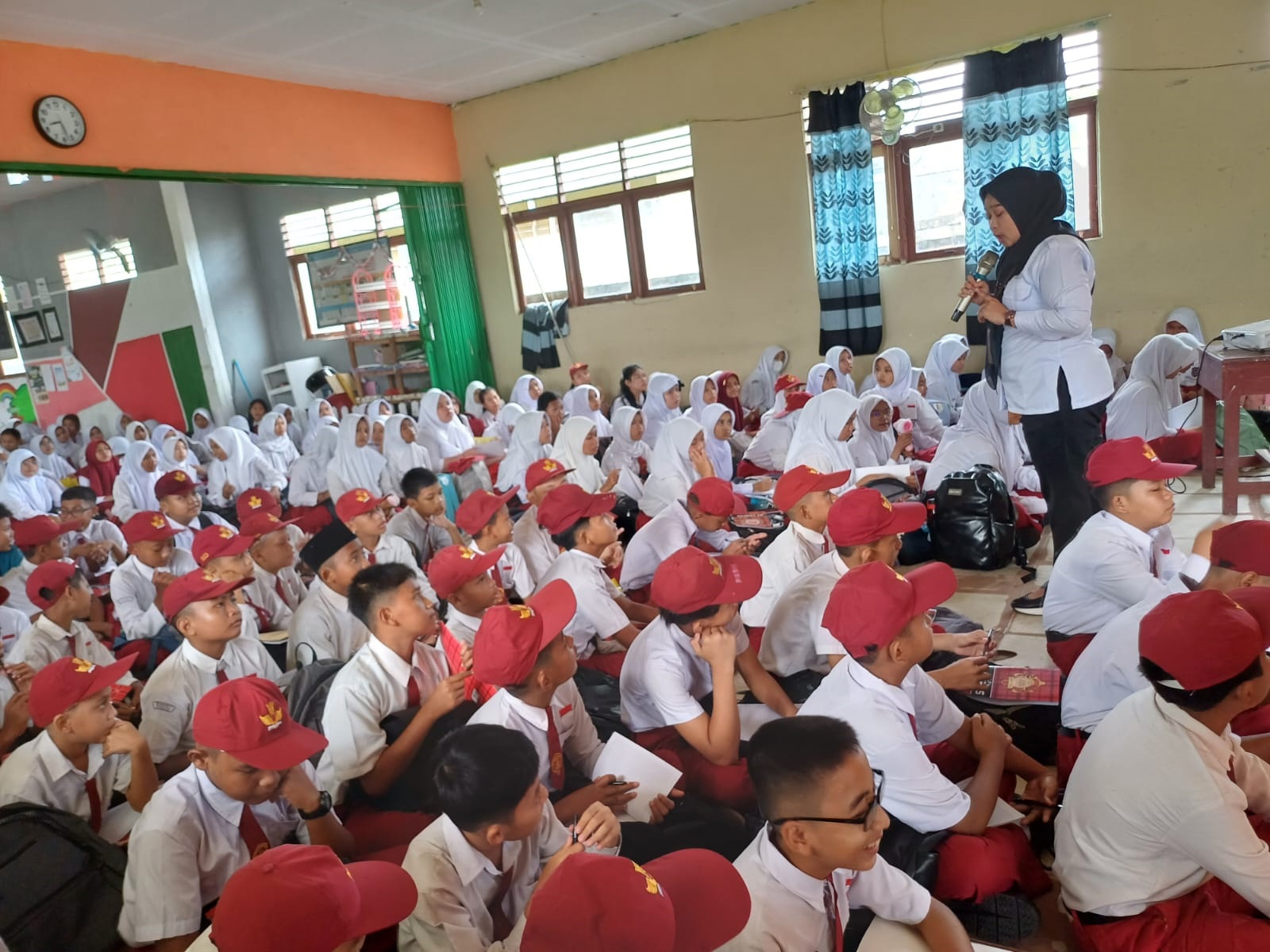 MPLS: Sebelum mengikuti proses belajar, para siswa baru kelas VII SMPN 1 Sungai Raya tampak antusias mengikuti kegiatan MPLS, Senin (14/7), di aula sekolah.