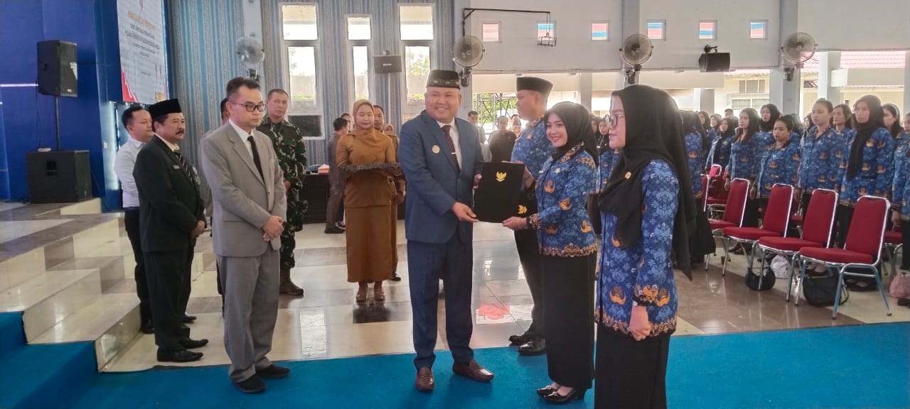 SIMBOLIS: Bupati Melawi Dadi Sunarya Usfa Yursa secara simbolis menyerahkan SK kepada tenaga PPPK, disaksikan Sekda Melawi Paulus. Bupati menegaskan pentingnya integritas dan komitmen dalam mengabdi.