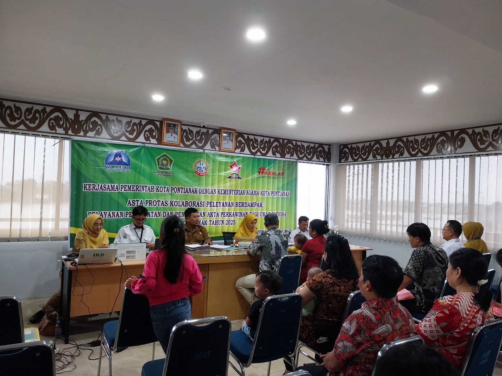 PENCATATAN: Kegiatan pencatatan dan penerbitan akta perkawinan yang difasilitasi oleh Pemerintah Kota Pontianak bersama Kementerian Agama, yang digelar di Balai Nikah Mall Pelayanan Publik Pontianak