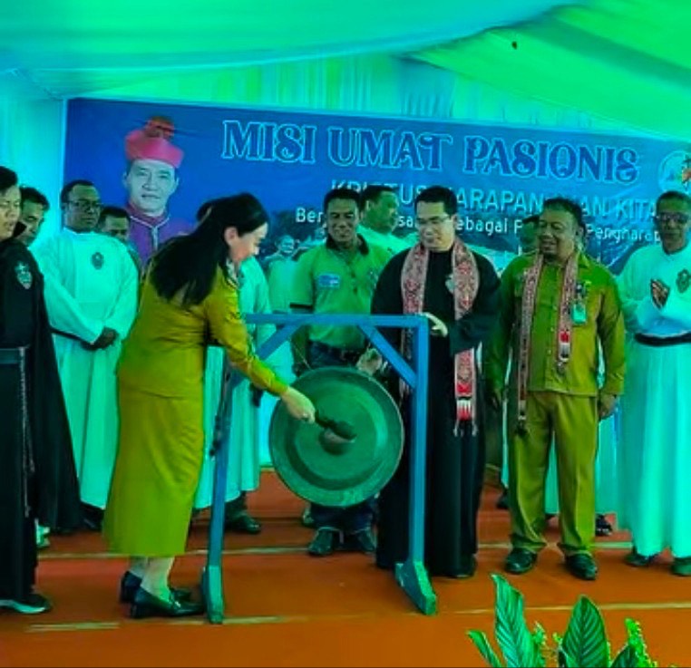 Wakil Bupati Sanggau, Susana Herpena saat membuka misi umat di Desa Thang Raya, Kecamatan Beduai.