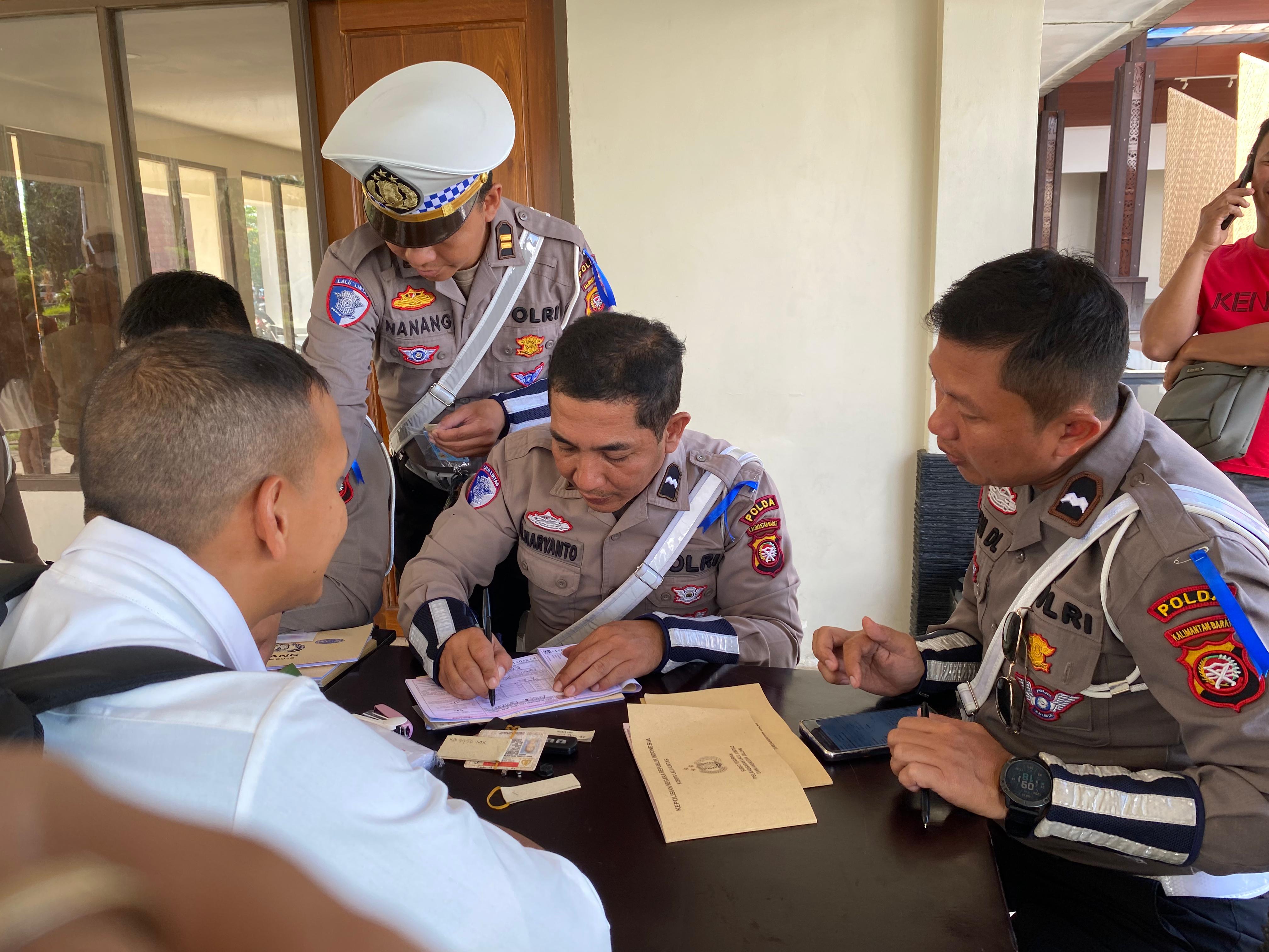 PEMERIKSAAN: Petugas Satlantas Polda Kalbar saat melakukan pemeriksaan perlengkapan kendaraan pada Operasi Patuh Kapuas 2025.