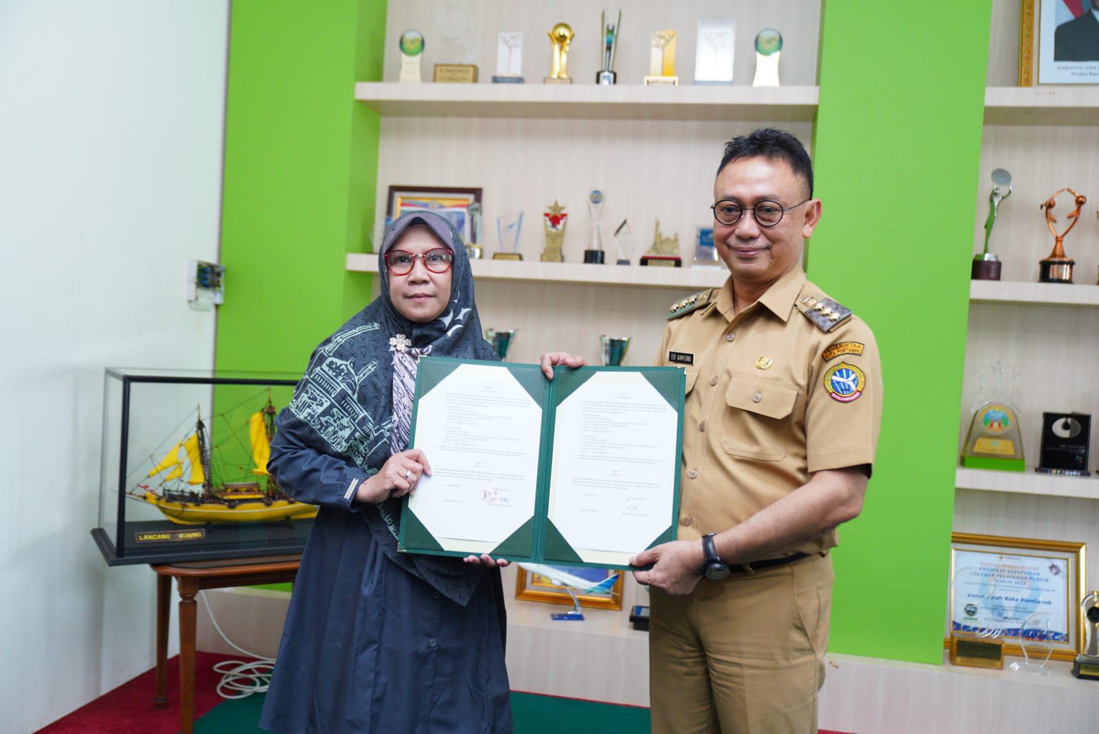 SEPAKAT: Wali Kota Pontianak Edi Rusdi Kamtono dan perwakilan Untan, Endah Priyanti menandatangani nota kesepakatan.