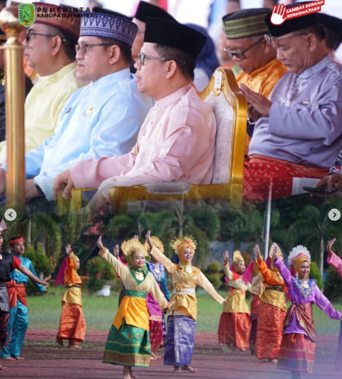 HUT: Penampilan tari kolosal pada acara HUT Perpindahan Ibu Kota Kabupaten Sambas ke 26 tahun 2025, Selasa (15/7).