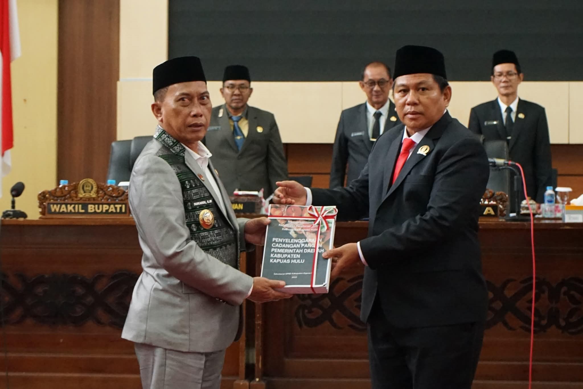 DRAF : Ketua DPRD Kapuas Hulu Yanto saat menyerahkan draf usulan Raperda inisiatif.