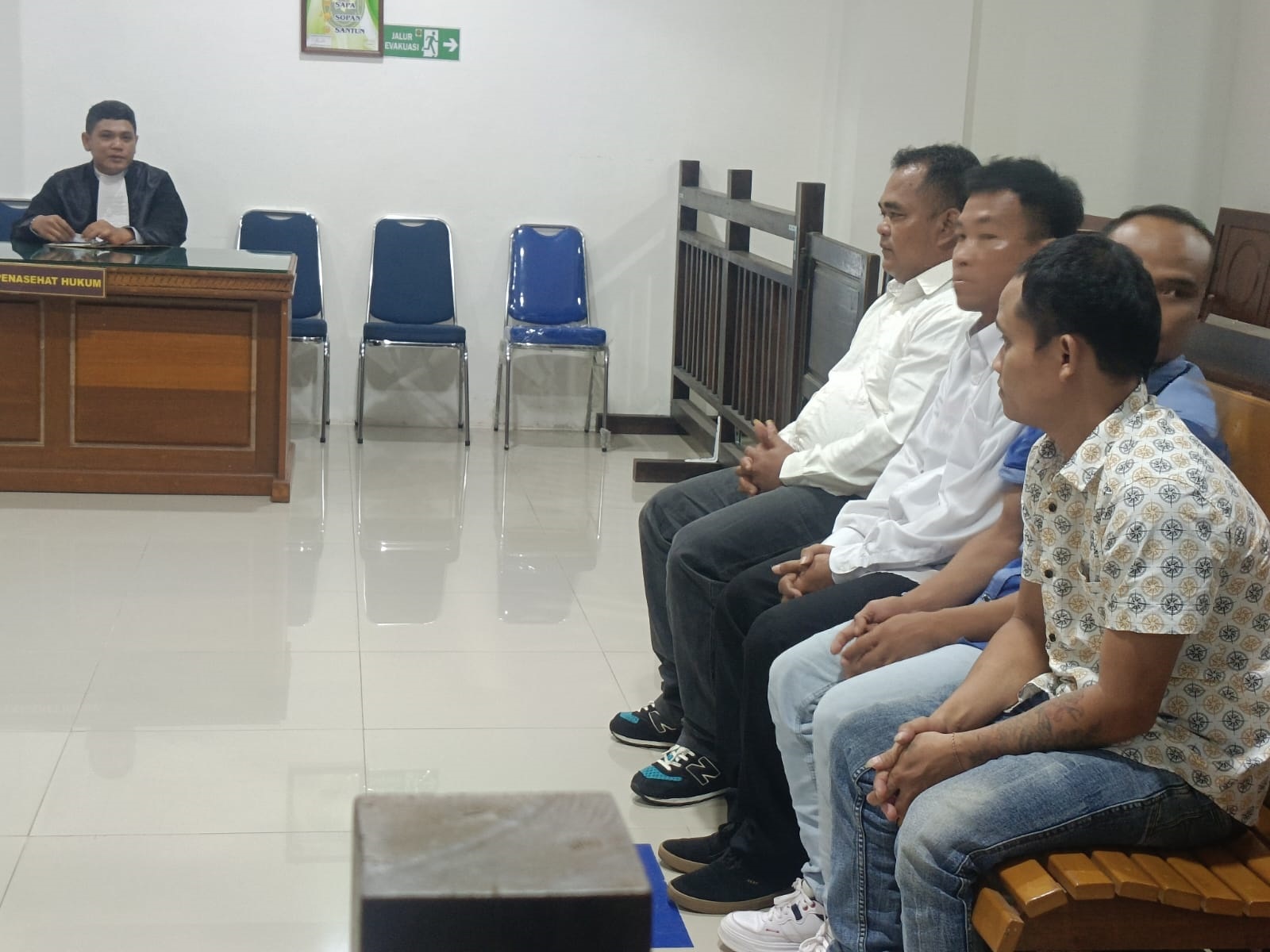 SIDANG : Empat terdakwa kasus sabu 20 Kilogram saat menjalani persidangan di PN Putussibau.