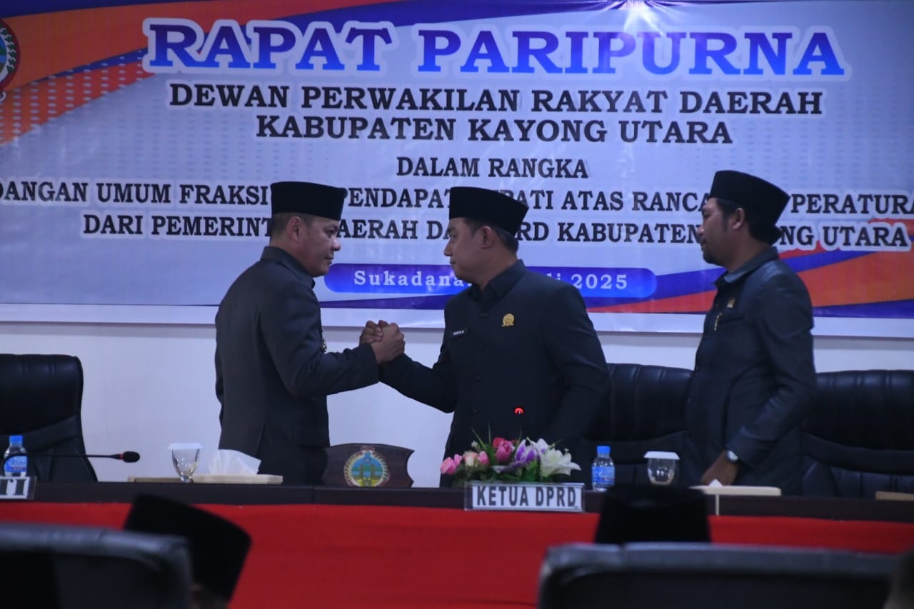 PARIPURNA : Bupati Romi saat menghadiri rapat paripurna DPRD, bertempat di Ruang Rapat DPRD, Sukadana, Selasa (15/7).