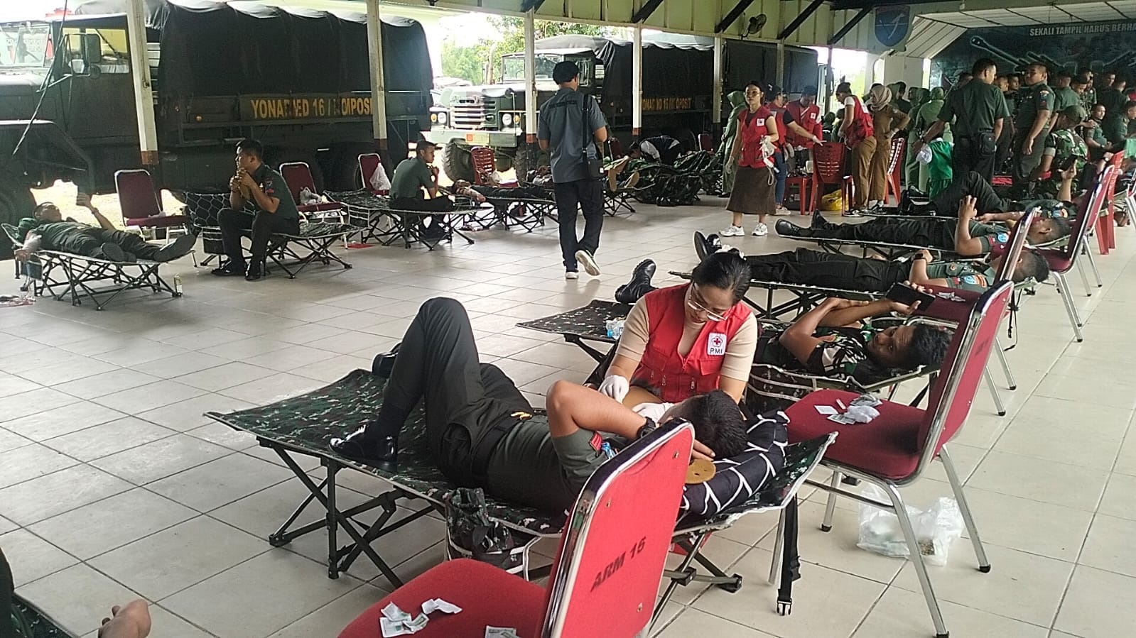 DONOR : Sejumlah anggota Kodim 1210/Landak dan Yon Armed 16/Tumbak Kaputing mengikuti donor darah dalam rangka menyambut HUT ke 67 Kodam XII/Tanjungpura.