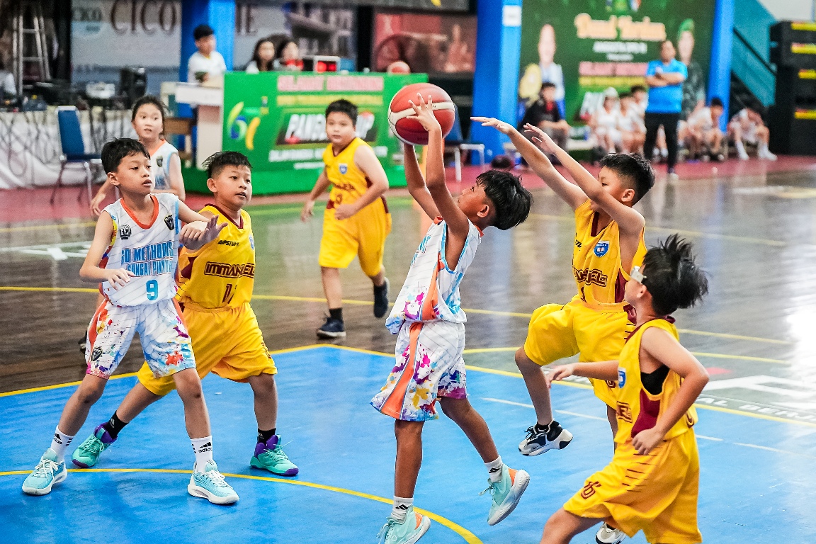Pertandingan antara SD Immanuel 2 mengalahkan SD Methodist untuk meraih juara 3 Pangdam Cup 2025 kategori SD Mix.