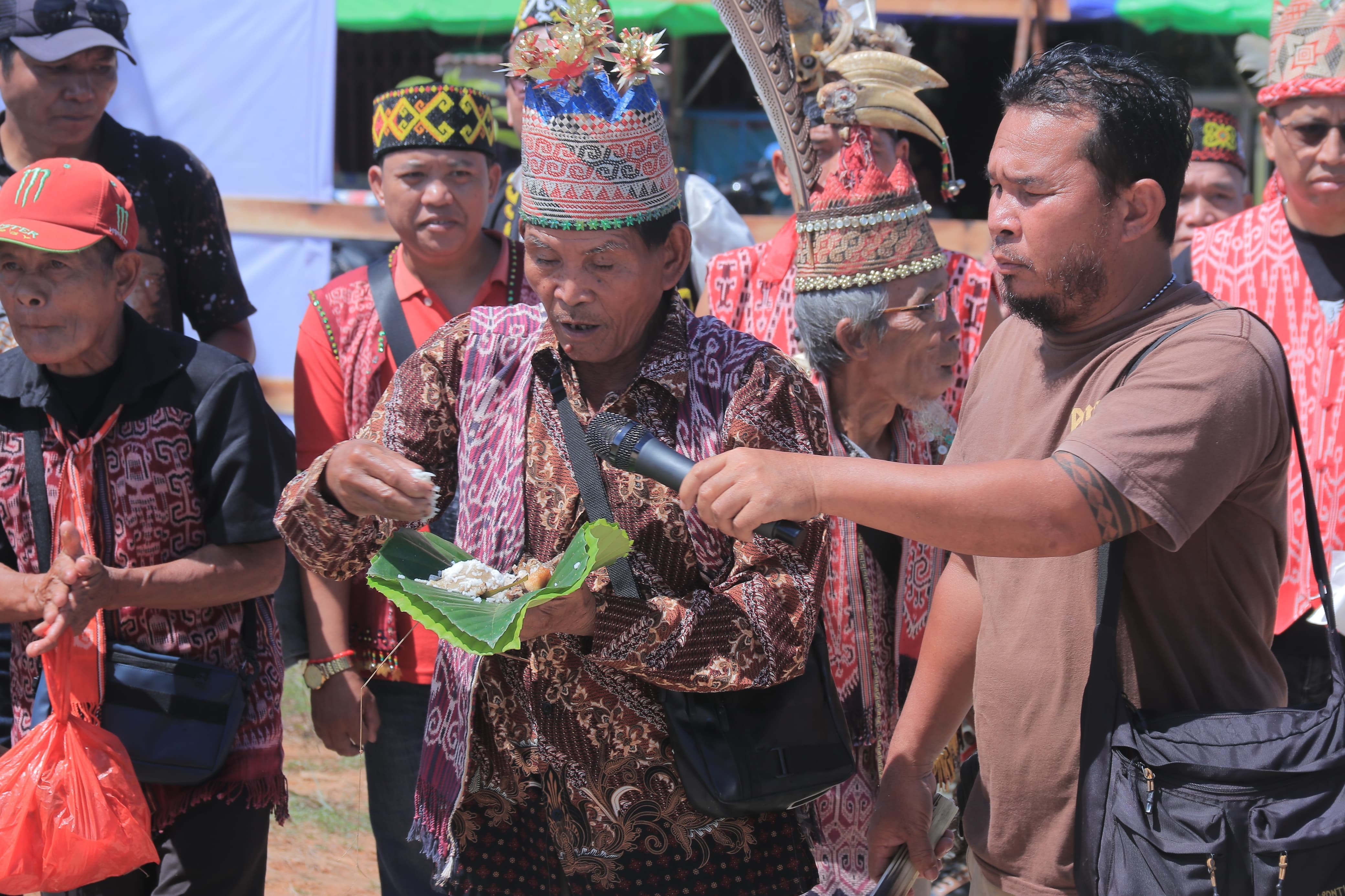 RITUAL: Panitia Pekan Gawai Dayak (PGD) Sintang XII Ttahun 2025 menggelar adat Muja Puyang Gana di Rumah Betang Tampun Juah, Selasa (15/7) pagi.
