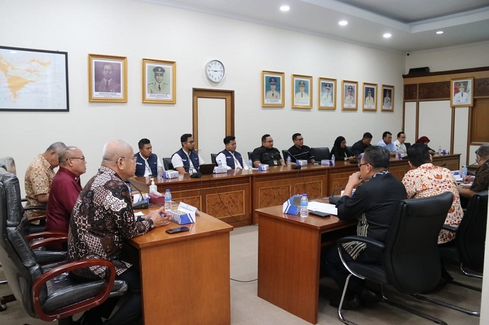 RAPAT: Suasana rapat antisipasi kelangkaan dan tingginya harga BBM di atas HET yang dipimpin Sekda Kalbar Harisson.