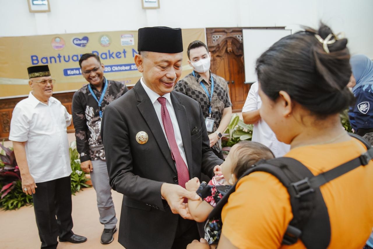 SAPA BALITA: Wali Kota Pontianak Edi Rusdi Kamtono saat menyapa balita usai menyerahkan bantuan makanan tambahan dalam upaya penurunan stunting.