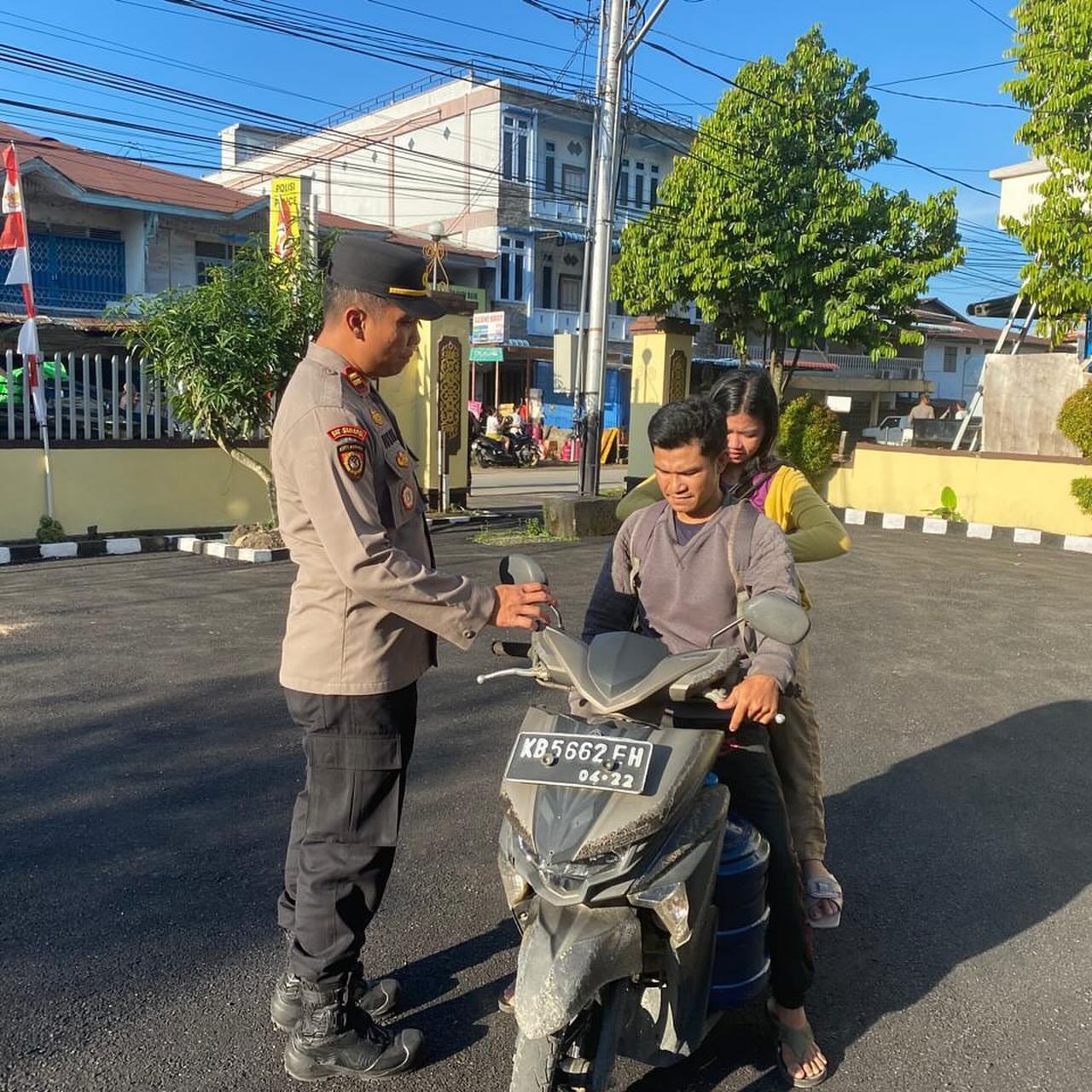 RAZIA: Anggota Satlantas Polres Sintang saat melakukan razia pada pengendara motor pada gelar Operasi Patuh Kapuas 2025 di Sintang.