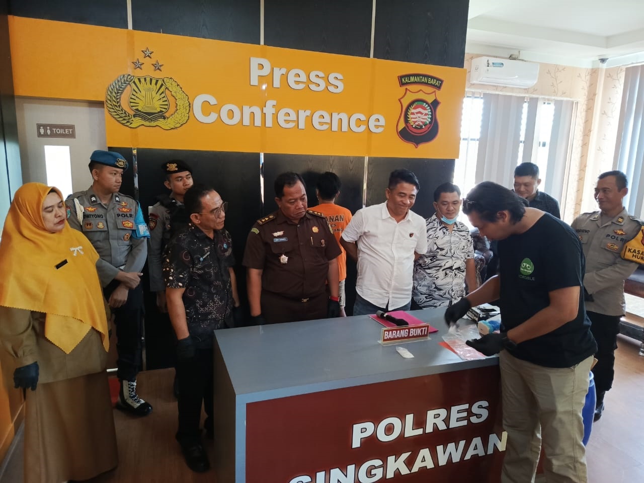 KONFERENSI PERS: Satresnarkoba Polres Singkawang saat konferensi pers peredaran narkotika jenis sabu seberat 28,49 gram, hasil pengungkapan kasus yang melibatkan tersangkaFahilihanalias Milu bin Sagih