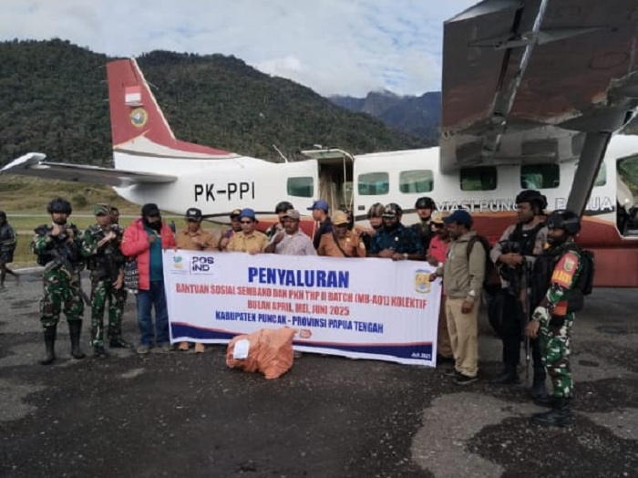 Satgas Kopasgat bersama aparat dan Pemda Puncak mengawal penyaluran bantuan sosial di Bandara Tigiles, Papua Tengah.