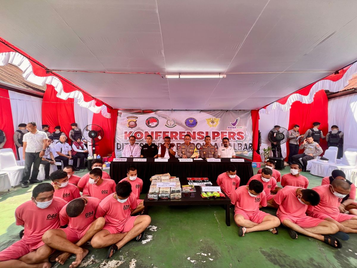 Polda Kalbar menggelar konferensi pers pengugkapan kasus narkotika periode Januari-Juni 2025 di halaman Rumkit Bhayangkara Anton Sujarwo Pontianak Selasa (16/7).