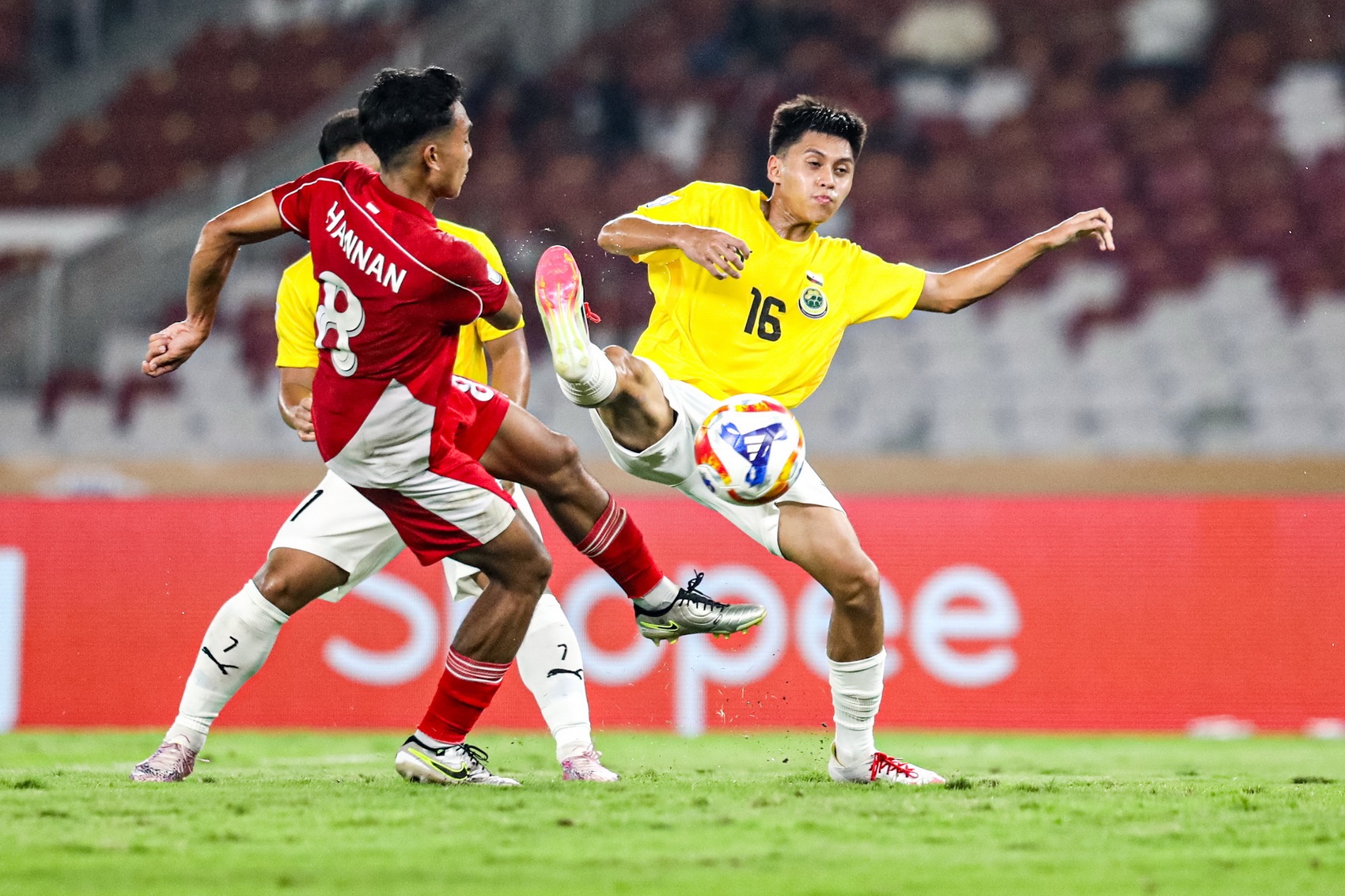 Pesepak bola Timnas U-23 Indonesia mencoba melewati pemain Timnas Brunei Darussalam pada laga penyisihan grup Piala AFF U23 di Stadion Utama Gelora Bung Karno, Jakarta, Selasa (15/7/2025). FOTO: SALMAN TOYIBI/JAWA POS