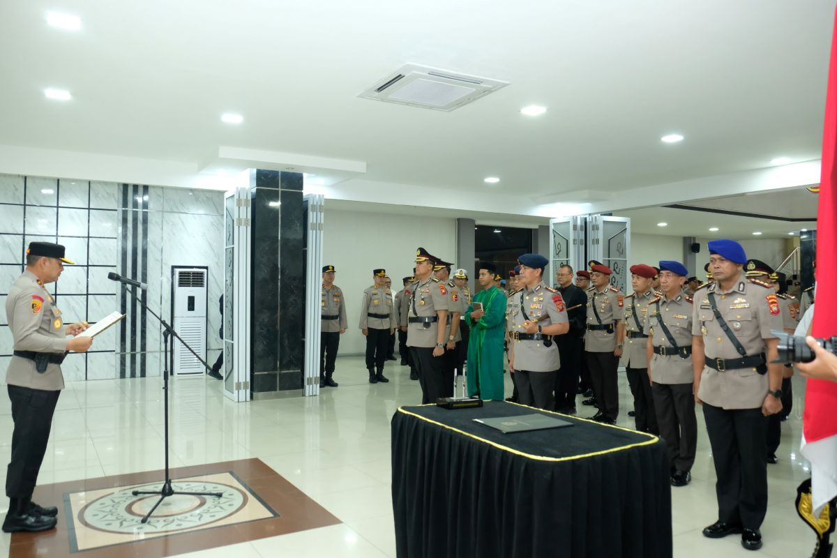 Kapolda Kalbar Irjen Pol Drs. Pipit Rismanto, memimpin upacara sertijab Pejabat Utama dan Kapolres di jajaran Polda Kalbar di Balai Kemitraan Polda Kalbar pada Kamis (17/7).