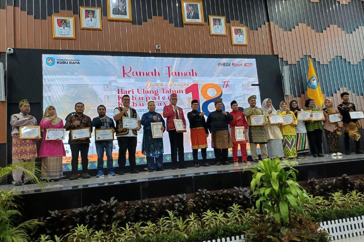 Corporate Brand Communication CSR Dept Head Bandara Supadio, M. Joko Wahyudi bersama Bupati Kubu Raya, Sujiwo usai menerima penghargaan atas partisipasi aktif dalam pemberdayaan dan perlindungan anak.