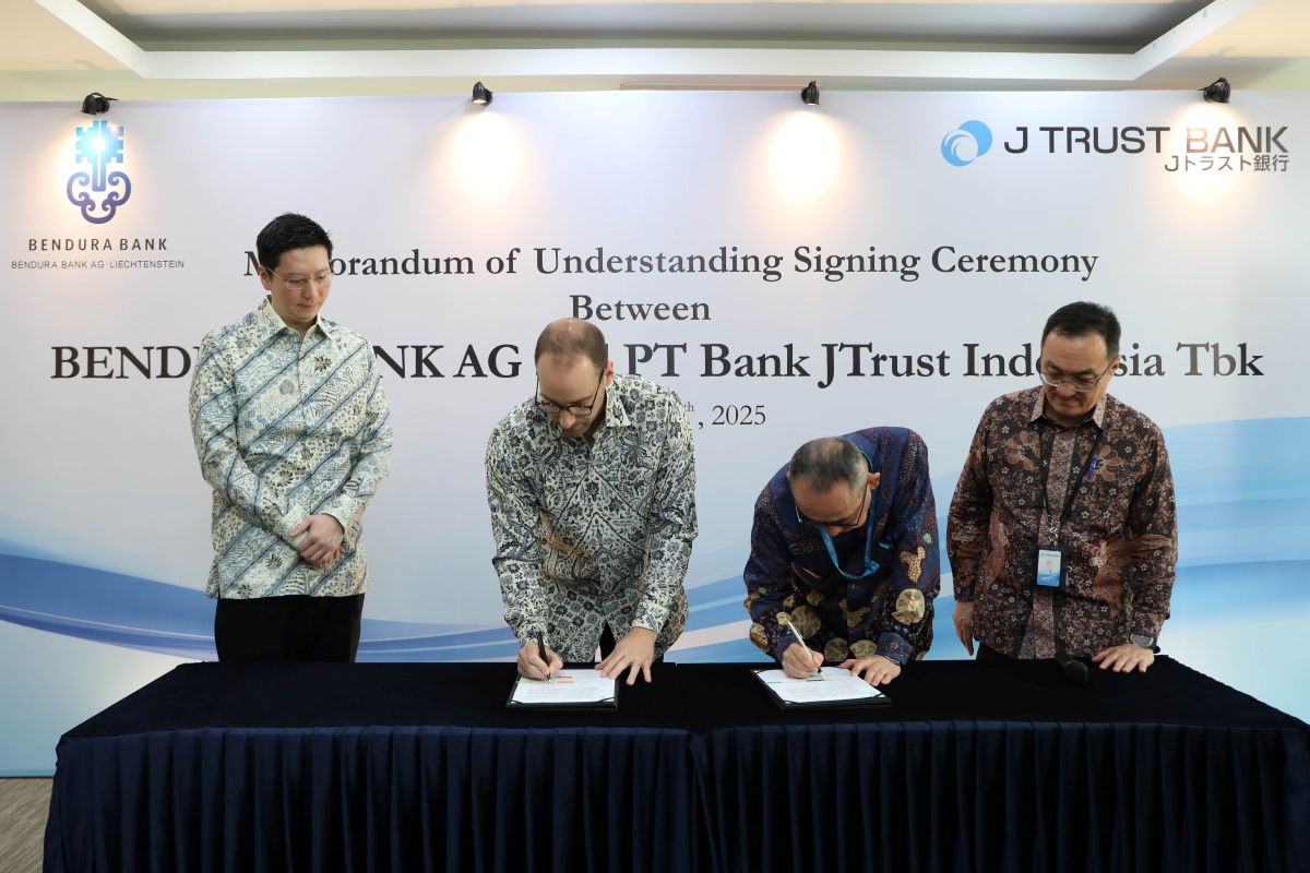 Direktur Utama J Trust Bank, Ritsuo Fukadai, bersama CEO Bendura Bank AG, Philipp Forster, menandatangani Nota Kesepahaman (MoU) kerja sama bisnis di Sahid Sudirman Center, Jakarta, Kamis (17/7/2025)