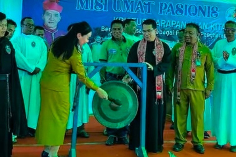 Wakil Bupati Sanggau, Susana Herpena saat membuka misi umat di Desa Thang Raya, Kecamatan Beduai.
