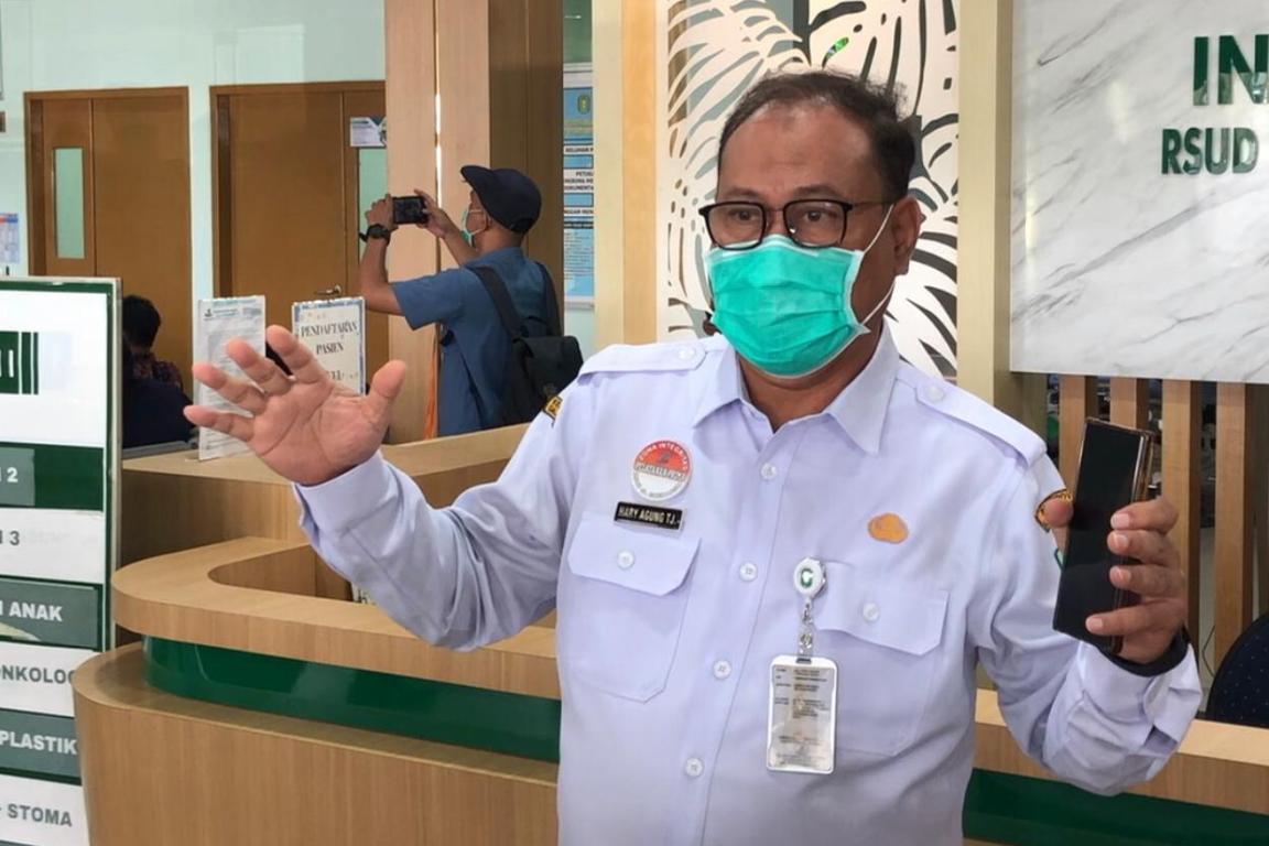 Direktur RSUD Soedarso, Hary Agung Tjahyadi, menjelaskan kepada awak media saat Hospital Tour dan Ekspose Pelayanan di kawasan rumah sakit, Rabu (16/7).&nbsp;