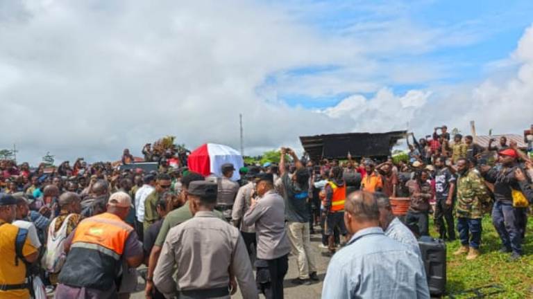 Kopasgat Sambut Kedatangan Jenazah Bupati Nduga dan Berikan Penghormatan Terakhir di Bandara Kenyam