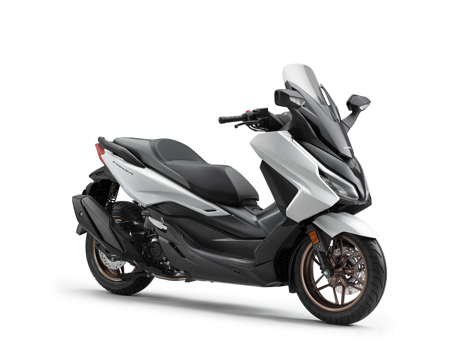 Tampilan baru Honda Forza dengan panel TFT dan warna eksklusif.