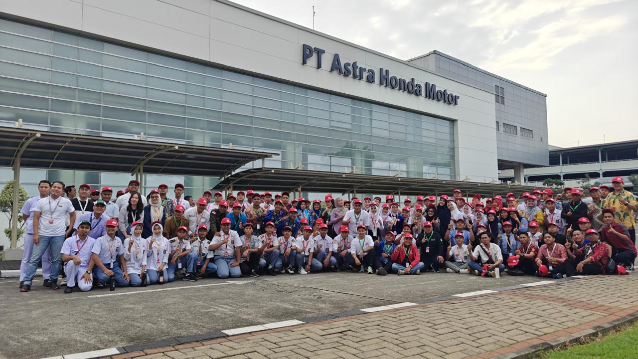 Peserta siswa dan pendamping SMK berfoto bersama usai mengikuti rangkaian Safety Riding Camp 2025 di AHMSRP Deltamas.